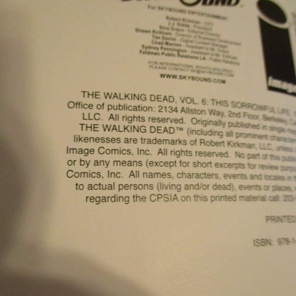 Walking Dead TPB Volume 6 Gray Black White Graphic Zombie Fighting Comic Book - Picture 3 of 14